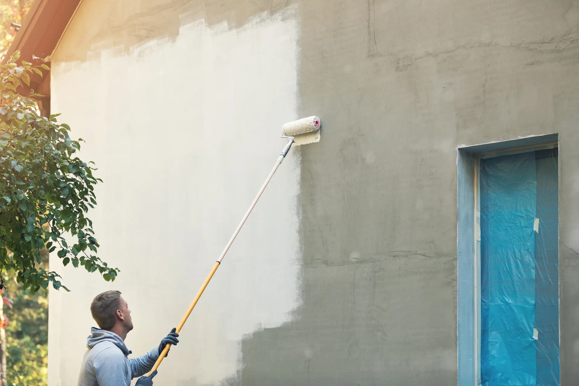 Pintor trabajando en una fachada en Collado Villalba